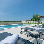 Rhea, Villa