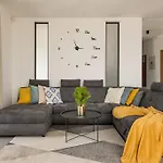Rhea, Villa