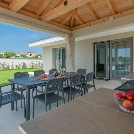 Rhea, Villa