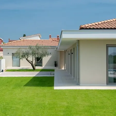 Villa Rhea, *