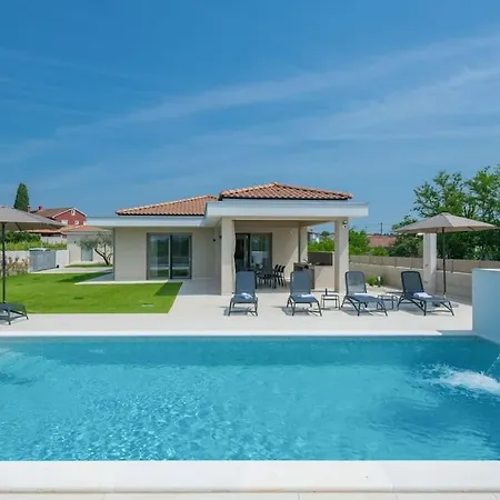 Rhea, Villa Marcana
