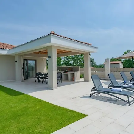 Rhea, Villa