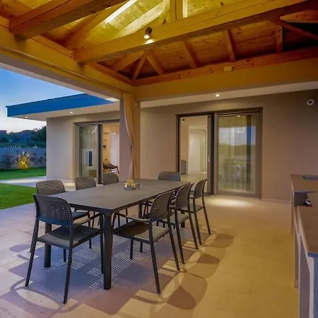 Rhea, Villa