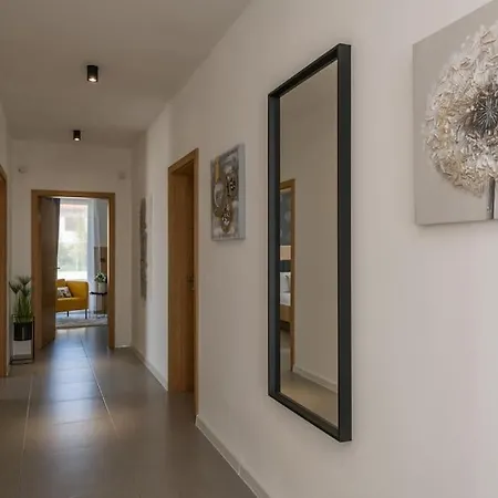 Rhea, Villa Marcana