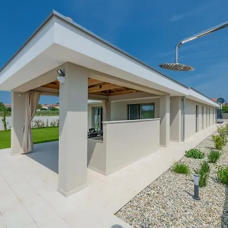 Villa Rhea, *