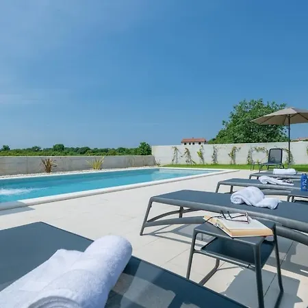 Rhea, Villa