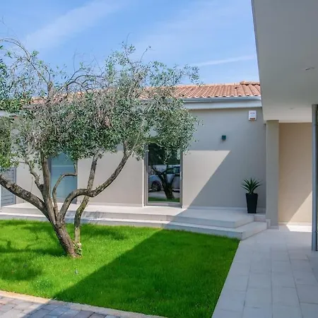 Villa Rhea, *