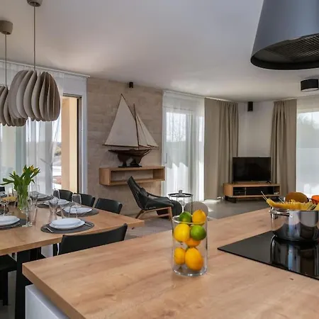 Villa Rhea, Marcana