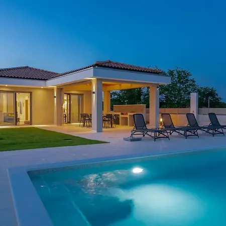 Rhea, Villa Marcana