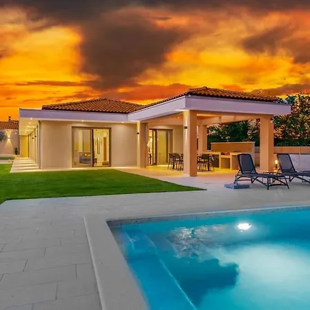 Rhea, Villa *