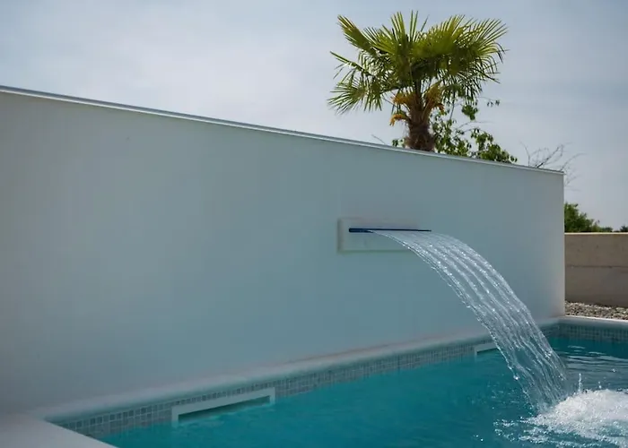 Rhea, Βίλα Marčana